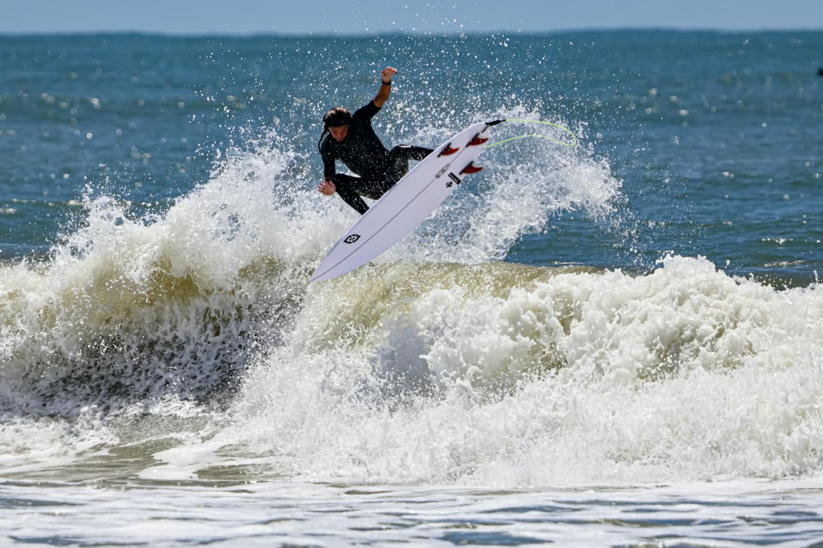 Cris Lopes projetando um aéreo na seção da onda